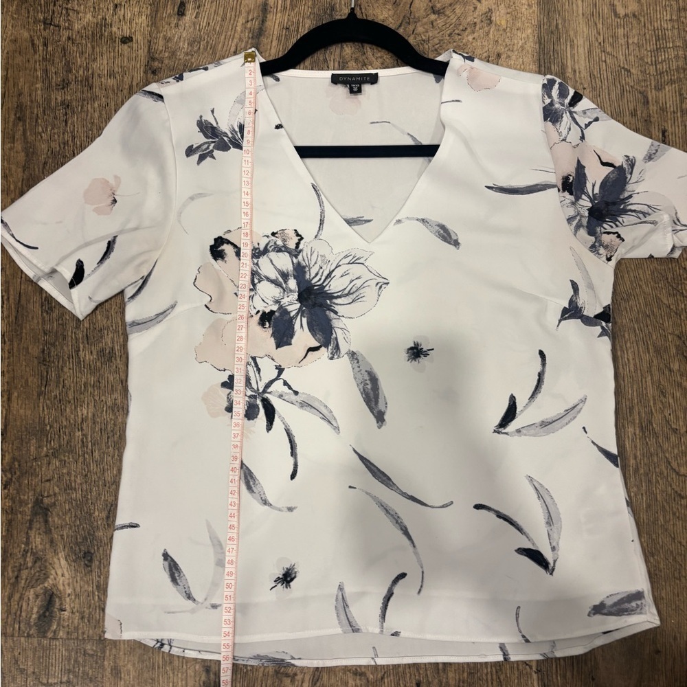 Dynamite White Floral V-Neck Blouse (XS) - Picture 12 of 12